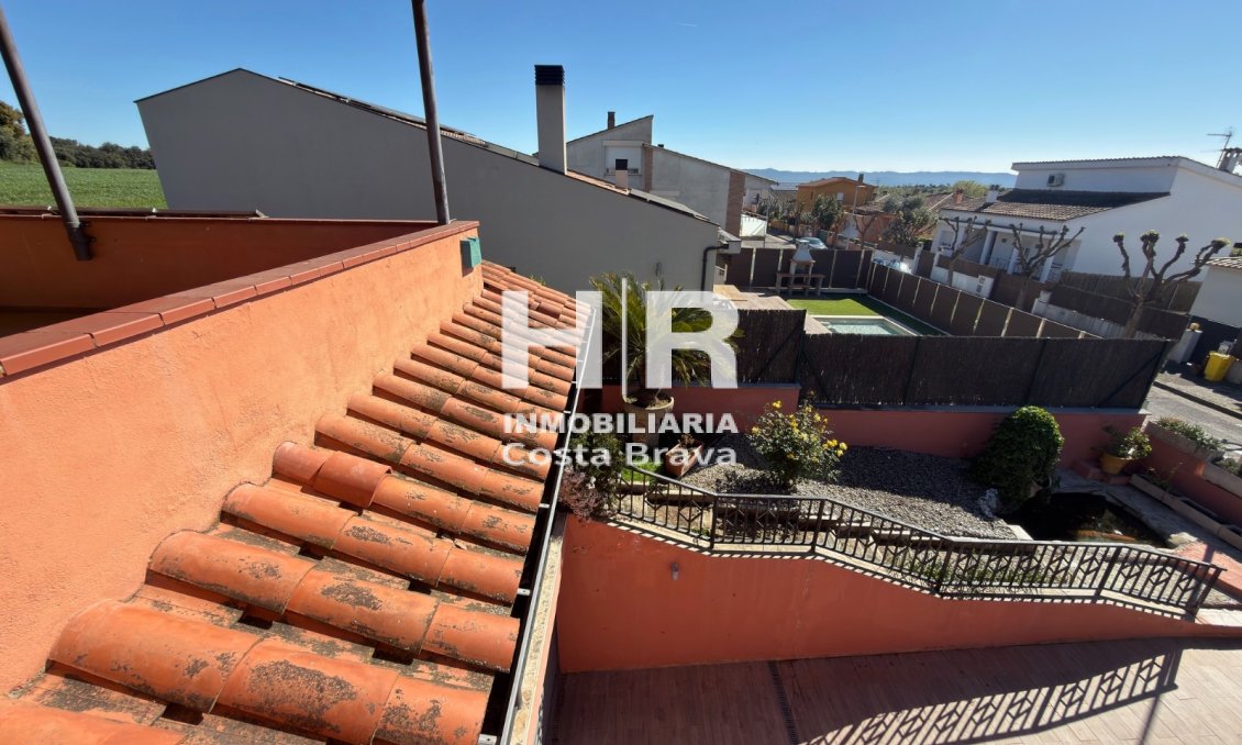 Venda - Casa unifamiliar - AIGUAVIVA - CENTRO PUEBLO