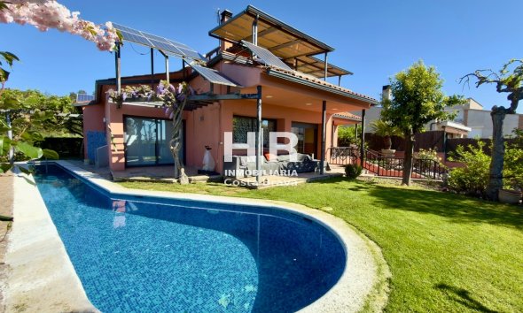 Venda - Casa unifamiliar - AIGUAVIVA - CENTRO PUEBLO