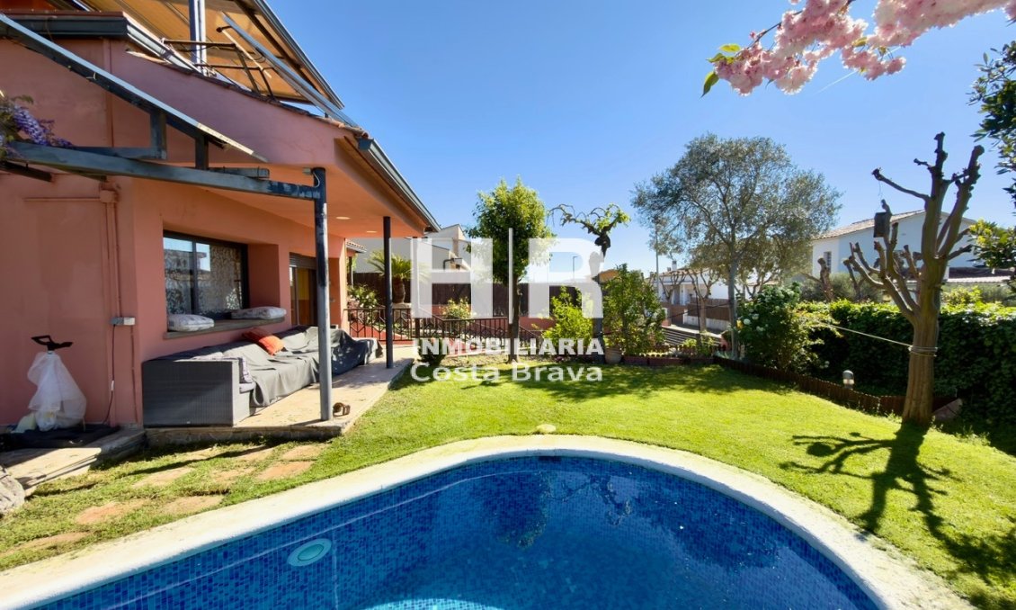 Venda - Casa unifamiliar - AIGUAVIVA - CENTRO PUEBLO
