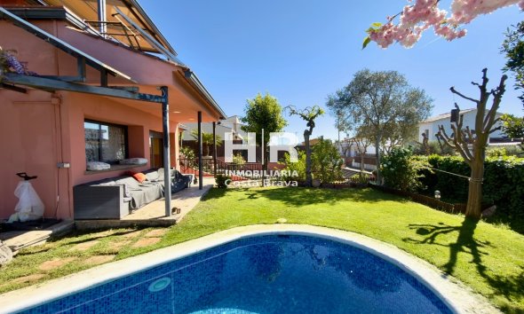 Venda - Casa unifamiliar - AIGUAVIVA - CENTRO PUEBLO